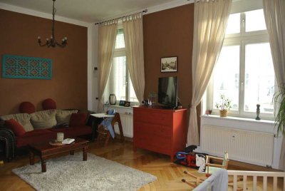 Geräumige Altbauwohnung - 2-R-WHG - in belebter Innenstadtlage!