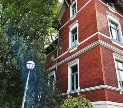 Schöne Altbauwohnung in Stadtvilla mit Einbauküche WG geeignet
