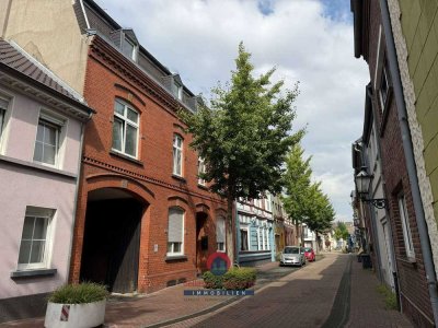 ST.TÖNIS-FREI FÜR EIGENNUTZER-CHARMANTE VIERZIMMERWOHNUNG MIT EINBAUKÜCHE-KAMIN-EMPORE-BALKON-GARAGE