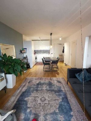 1,5-Zimmer-Wohnung mit möblierter Küche und sonnigem Balkon