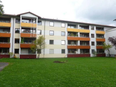 Schöne 3-Zi-Erdgeschoss-Whg mit Parkett, EBK und 2 Balkonen