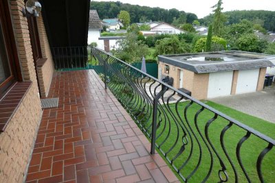 Schöne Aussicht 4-Zimmer-Dachgeschosswohnung mit guter Innenausstattung in Stotzheim