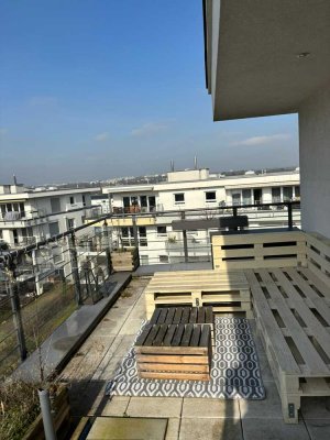 Exklusive 4-Zimmer-DG-Wohnung mit hochwertiger Innenausstattung in Frankfurt am Main