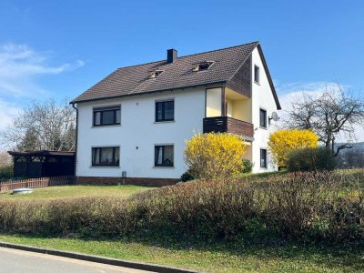 Gepflegtes Zweifamilienhaus mit großem Grundstück, Doppelgarage, Carport und idyllischem Garten