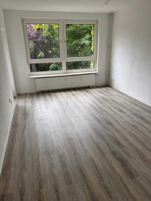 Helle 2-Zimmer-Wohnung mit Balkon und Einbauküche in Laatzen