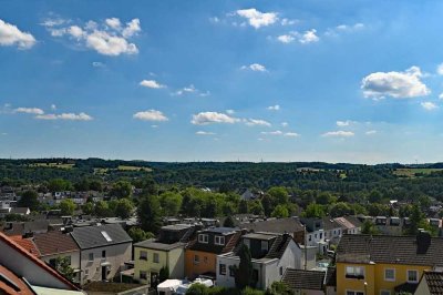 Bellevue in Heisingen! Chice, hausgroße 4-R.-Maisonette mit Balkon & 2 TG-Stellplätzen