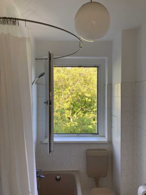 helle, sanierte 4-Zimmer-Wohnung mit Stellplatz in Berlin Tegel (Reinickendorf)