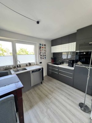 Geschmackvolle, modernisierte 4-Raum-Wohnung mit gehobener Innenausstattung mit EBK in Hannover