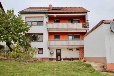 Gepflegte 4-Zimmer-Wohnung mit Balkon, EBK und 2 Außenstellplätzen in Johannesberg