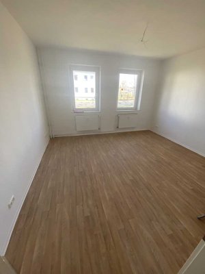 geräumige 3-Zimmer-Wohnung, Tageslichtbad mit Dusche, EBK mgl., großer Keller, Sat-TV