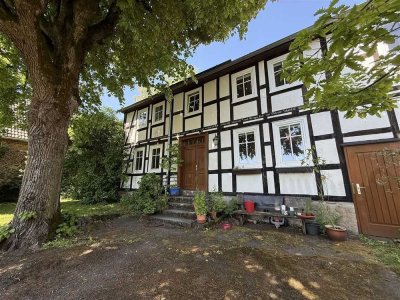 Idyllisches Fachwerk-Bauernhaus mit großem Garten und zwei Ferienwohnungen in der Nähe des Edersees