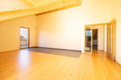 Exklusive Dachgeschosswohnung im Erstbezug – Modern, effizient und naturnah