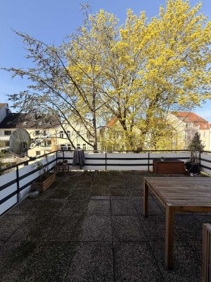 Wunderschöne Altbau Wohnung mit großer Terrasse in der Innenstadt