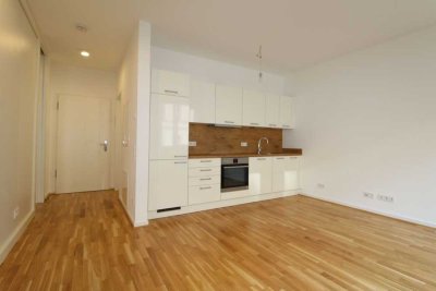 Helle 2 Zimmer mit EBK und Balkon in ruhiger Seitenstraße!