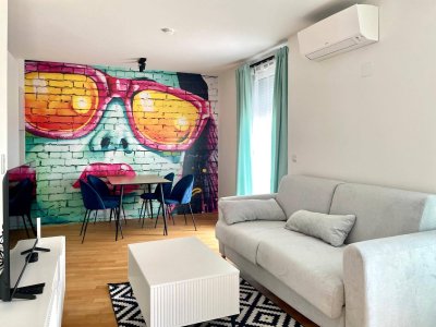1. Monat mietfrei: Möblierte 2 Zimmer- DG-Wohnung im 6. OG mit 16m² Terrasse und Klimaanlage