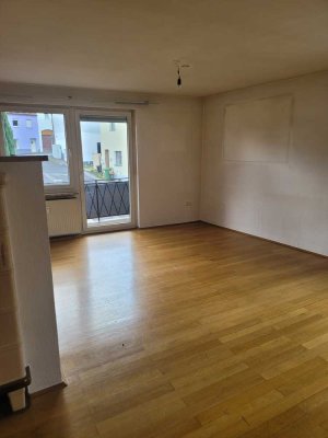Helle und gepflegte 3-Zimmer-Wohnung mit Balkon und Einbauküche in Plößberg