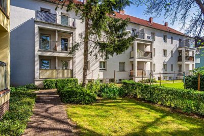 Designbelag, Tageslichtbad, Wanne und Süd-Balkon zur Hofseite. Kompakte Wohnung in DD-Reick