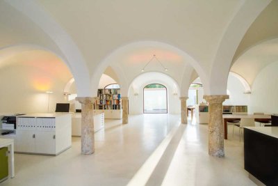 Charmantes Stadthaus mit exklusiver Business-Location im historischen Gewölbe & Innenhof-Oase