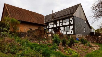 Ruhig gelegener Resthof am Dorfrand. Familienfreundlich und mit Waldanteil. Viel Ausbaureserve.