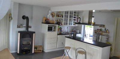 Helle freundliche Wohnung mit Dachterrasse und Garten