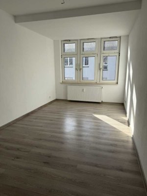Schöne Dachgeschoss Wohnung mit Balkon zu vermieten