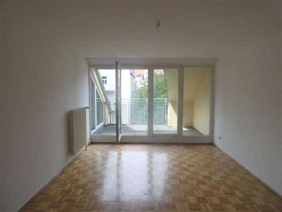 Tolle DG-Wohnung in zentraler Lage ** Balkon + Tageslichtbad +  Einbauküche & mehr **