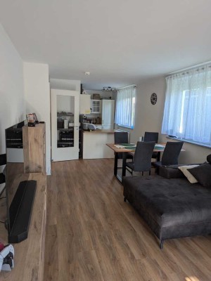3,5-Zimmer Erdgeschosswohnung mit Einbauküche, Möbeln, Terrasse und Grünstreifen