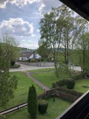 Neuwertige Wohnung mit dreieinhalb Zimmern sowie Balkon und Einbauküche in Calw