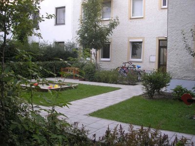 * 2 Zimmer * Wohnküche mit EBK * Bad mit Wanne * Abstellkammer * Keller*