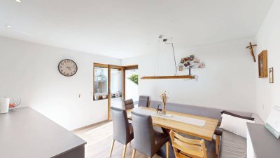 Gut erhaltene Doppelhaushälfte mit großem Garten