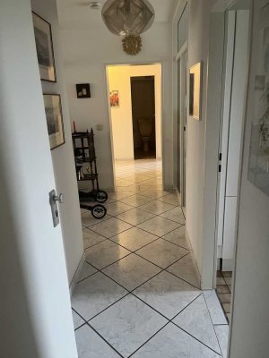 Stilvolle 4-Zimmer-Wohnung mit gehobener Innenausstattung mit Balkon in Köln Rodenkirchen