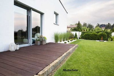 Attraktives Einfamilienhaus mit Terrasse und Garagen