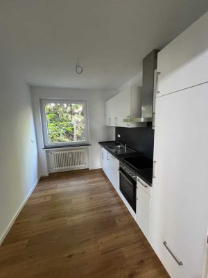 sanierte Wohnung mit vier Zimmern und Einbauküche