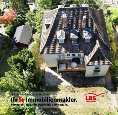 Villa mit schönem Grundstück + Doppelgarage
in zentraler Lage