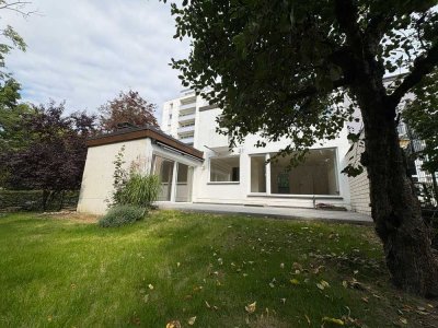 Erstbezug nach Sanierung: 5-Zimmer Reihenendhaus in zentraler Lage mit EBK, Garten, Sauna