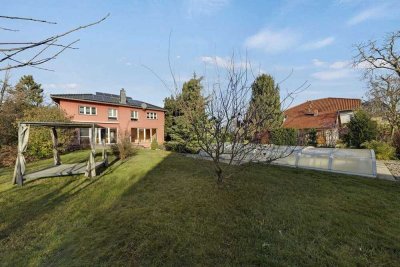 Elegantes Wohnambiente: Stadtvilla mit Pool und großzügigem Grundstück