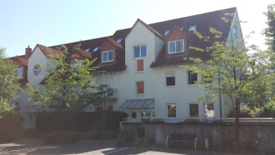 Hervorragend gelegene, kompakte Dachgeschosswohnung in ruhiger, aber gut angeschlossener Lage