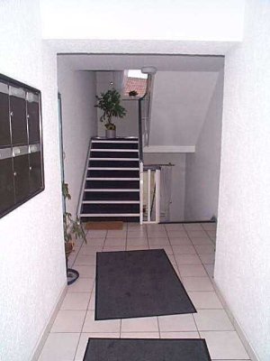 Renovierte 2Zi.-Dachgeschoss-Wohnung mit Küche, Diele und Duschbad mit Fenster.