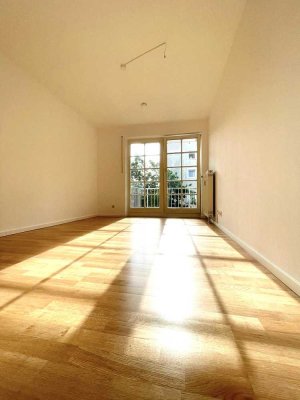 Lichtdurchflutete 1,5-Zimmer-Wohnung in innenstadtnaher Lage mit Balkon, Einbauküche & Top-Anbindung