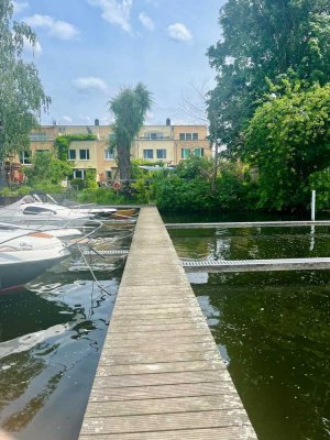Wohnen am Wasser: Reiheneckhaus mit Dachterrasse und privatem Bootssteg in Berlin-Spandau