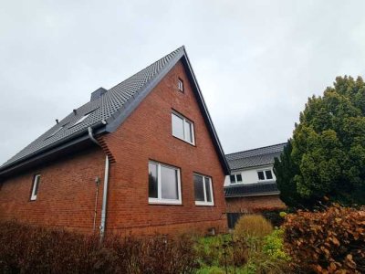 Erstbezug nach Teilsanierung - Schöne 2-Zimmer Dachgeschosswohnung in Wedel zur Miete