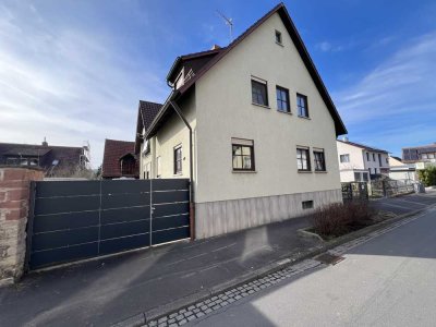 Flexibel nutzbares Wohnhaus mit Stellplätzen – Ein-/Zweifamilienhaus!