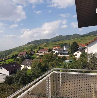 Attraktive 3-Zimmer-Wohnung mit EBK, Balkon und traumhaftem Ausblick über Bühlertal