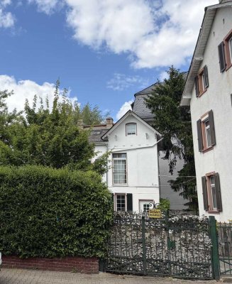 Charmante 3-Zimmer-Maisonettewohnung mit Hauscharakter in Frankfurt-Eschersheim