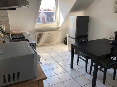 Sehr helle, sanierte Altbauwohnung mit großer Wohnküche!