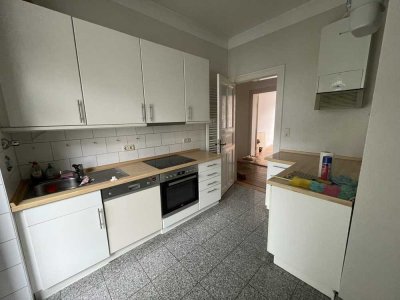 Charmante 3-Zimmer Altbauwohnung in zentraler Lage mit großem Balkon