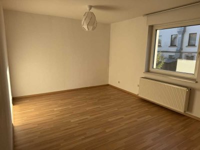 Helle 2,5 Zimmer mit Wohnküche im 1. OG in Friedberg (Hessen)