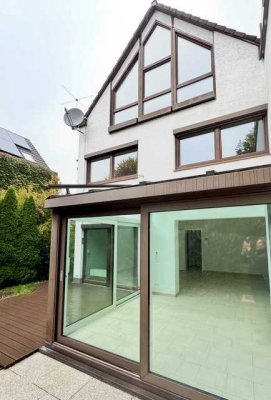 Ruhiges einseitig angeb. Einfamilienhaus mit Wintergarten & ausgebautem Dachstudio