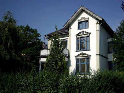 Stilvolle Dachgeschosswohnung (85 m²) im Ahrensburger Villenviertel