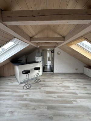 Freundliche 2-Zimmer-DG-Wohnung mit Balkon und Einbauküche
